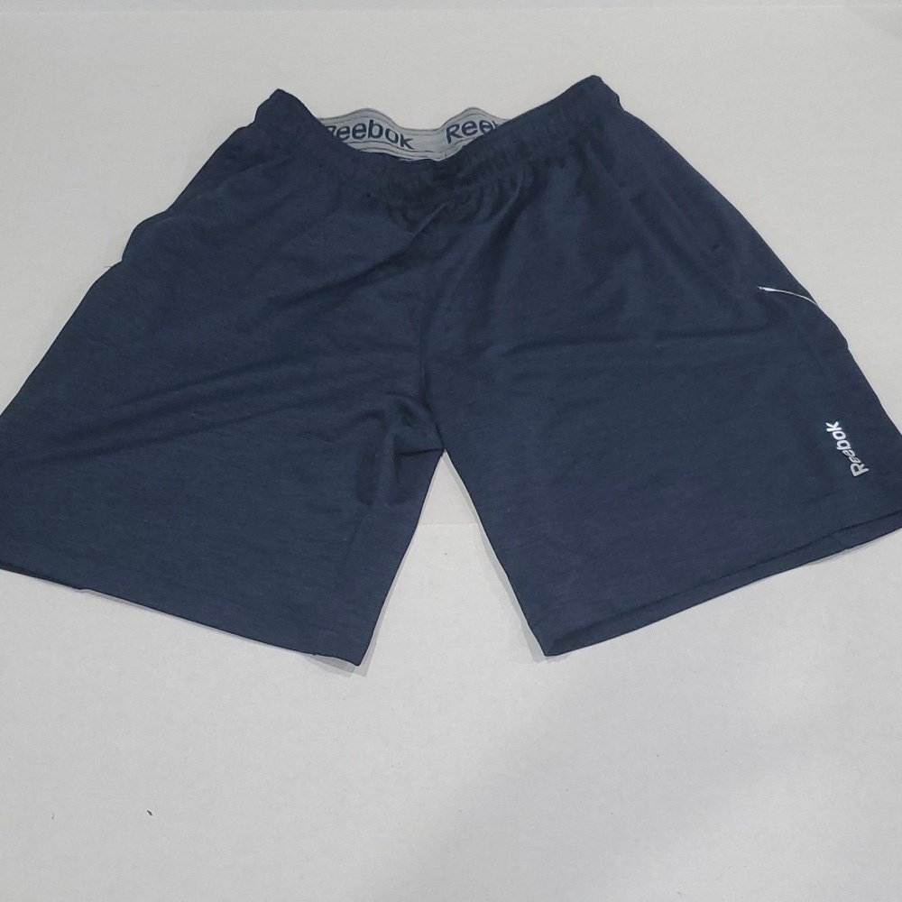 NWOT Reebok shorts with side pockets size Medium